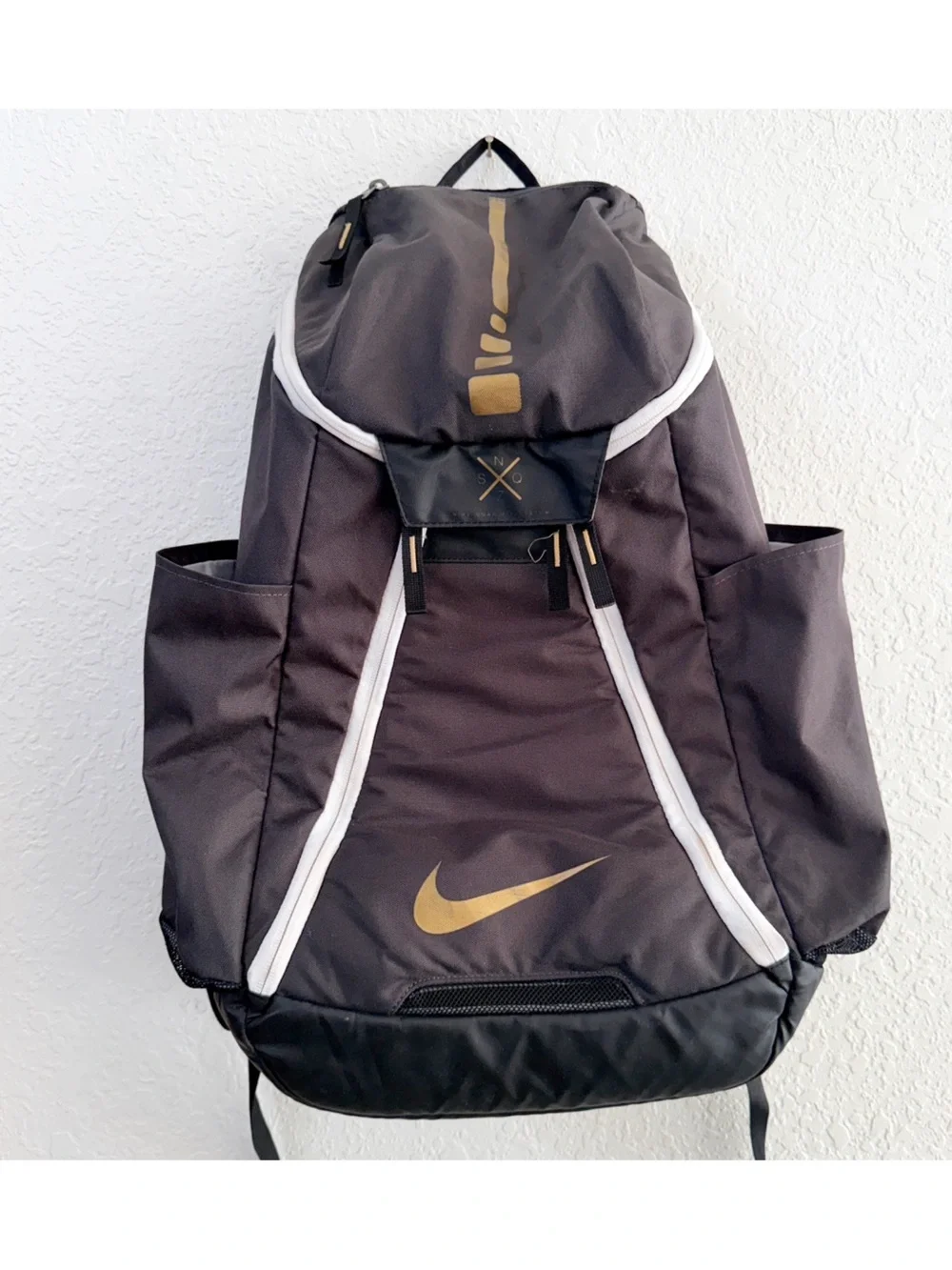 black and gold nike backpack Hoops Elite whether youre heading to practice or a game. Nike Elite Pro 32L Basketball